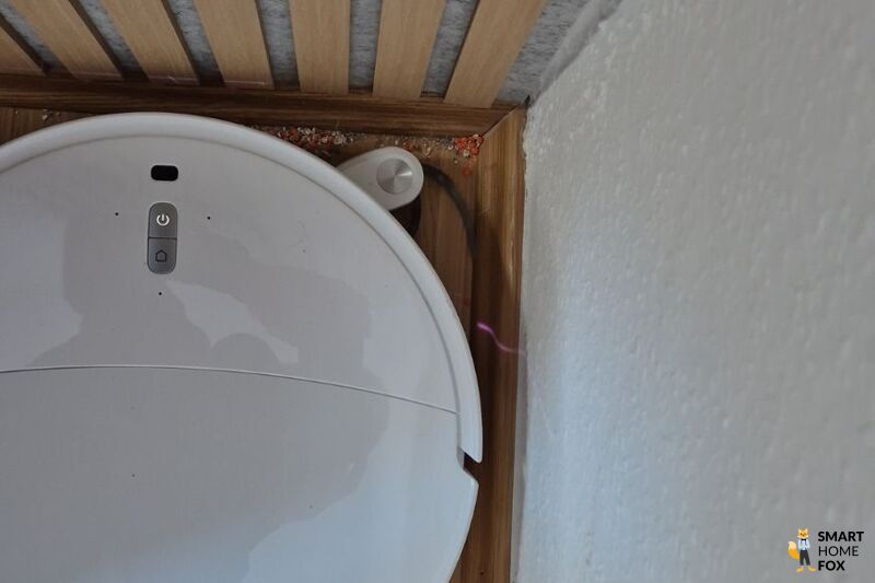 Die Seitenbürste des Roborock Qrevo Curv 2 Pro erreicht Ecken gut, aber nicht vollständig.